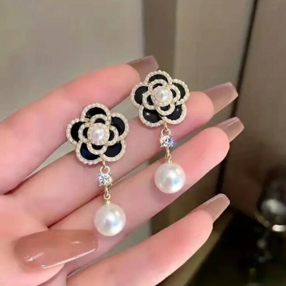 High Fashion Camellia Temperament Goddess Fan Faux Pear Earrings - Picture 3 of 3